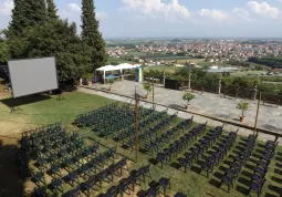 L'allestimento della lacation nel panoramico parco del castello del Roccolo